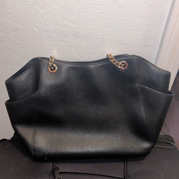 Michael Kors shoulder bag. Black interior with great pockets on the side. - Picture 2 of 3